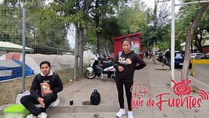 VENDEN DESAYUNO EN LA PUERTA DEL HOSPITAL; JÓVENES EMPRENDEDORES SE IDEAN FORMAS DE GANAR DINERO POR LA FALTA DE OPORTUNIDAD LABORAL Jóvenes emprendedores venden desayuno en las puertas del Hospital San Juan de Dios de Tarija, Sergio Tolay de 24 años, oriundo de Villamontes, todos los días se levanta antes de las 6 de la mañana y llega a su lugar de trabajo para ofertar el desayuno que prepara. Tras buscar trabajo y no encontrarlo o el que encontraba no le brindaba la estabilidad que necesitaba,