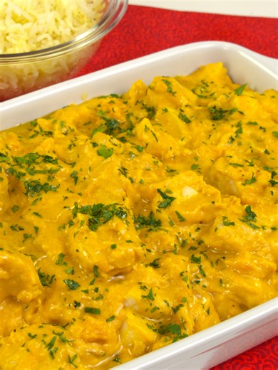 Frango sem graça NUNCA MAIS! #frango INGREDIENTES: 1 c. de sopa de manteiga 3 c. de sopa de azeite 1 cebola picada 500g de filé de frango (cortado em cubos) 2 dentes de alho picados 1 vidro de palmito (cortado em rodelas) 400g de abóbora cozida e amassada 1 copo de requeijão cremoso Pimenta-do-reino Sal Cheiro verde picado MODO DE FAZER: Aqueça uma panela, coloque a manteiga e espere derreter. Adicione o fio de azeite e a cebola picada. Refogue. Acrescente o frango em cubos e deixe dourar bem. C