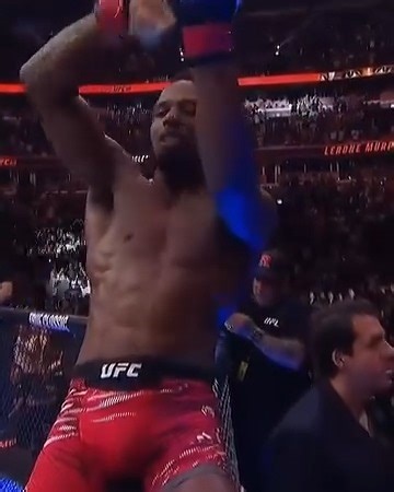 The Miracle light it up! 🔥 Rising contender Lerone Murphy showed everybody why he's unbeaten with a spectacular finish over at #UFC319! | UFC