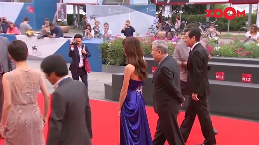 Legendary South Korean actor Ahn Sung-ki, lovingly remembered as “The Nation’s Actor,” has passed away at 74. A towering figure in Korean cinema, his extraordinary career spanned decades, marked by unmatched versatility and powerful performances that helped shape modern South Korean films. His legacy will continue to inspire generations of actors and filmmakers. #AhnSungKi #TheNationsActor #SouthKoreanCinema #KoreanFilmIndustry #LegendaryActor #CinemaIcon #RestInPeace #KoreanMovies | Zoom TV