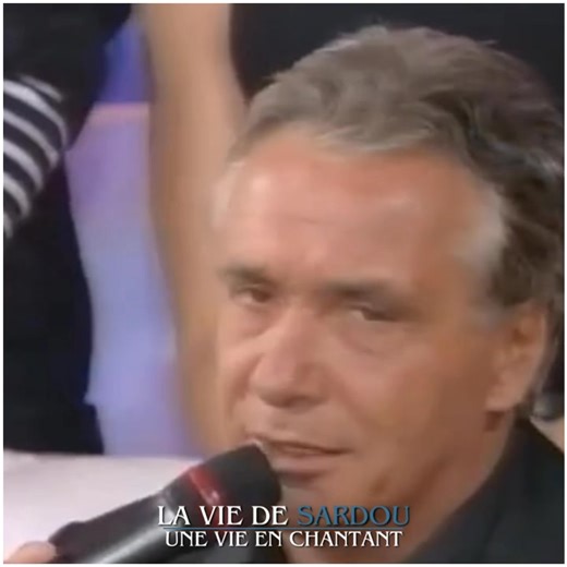 "Rouge" est une chanson entraînante qui a marqué les admirateurs de Michel Sardou. Dès ses premières notes, elle captive par son énergie et son souffle presque théâtral. Sortie en 1984 sur l’album "Io Domenico", elle s’impose vite comme l’un de ces titres qui restent dans la mémoire collective, de ceux qu’on fredonne sans même s’en rendre compte. 🎶🤩 Sur scène, la chanson prend toute sa dimension. Interprétée avec force, soutenue par des arrangements grandioses, elle devient un moment de commun