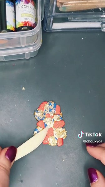 Bonjour à toutes les amoureuses de bijoux créatifs ! Je suis ravie de partager avec vous ma toute nouvelle vidéo de création d'un collier en forme de lune, aux couleurs vives et chatoyantes de bleu et rose avec des feuilles d'or incrustées. Chaque pièce est faite à la main en France avec amour et passion pour vous offrir un produit unique en son genre. Ce collier mesure 45cm, parfait pour habiller n'importe quelle tenue avec une touche de style et d'élégance. Je suis sûre que vous allez adorer c