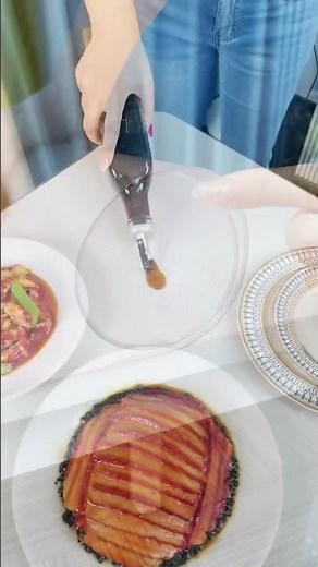 Look at this high-definition texture, it fits snugly on the table and does not move. its waterproof