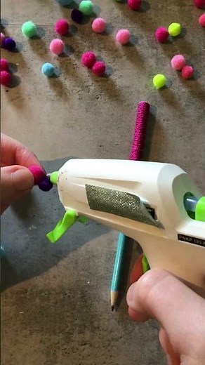 1/3 Bommel DIYs -Blumen Bleistift #bastelanleitung #diy #handmade #diyprojects #sommer