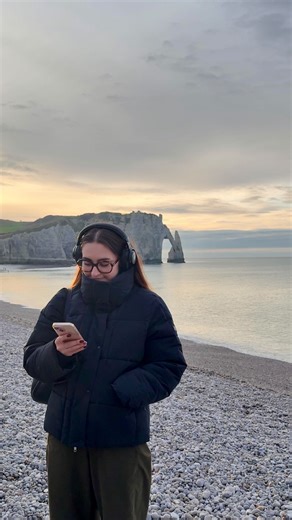 Esile on Instagram: "me poser avec @lizzie_livresaudio pour écouter les livres que l’on m’a conseillé : c’était le moment que j’attendais le plus des vacances 🎧📖⭐️ retrouvez tous les titres de Lizzie sur toutes les plateformes de livres audio ! En ce moment j’écoute #lemanuscritinacheve de @franckthilliez ⭐️ #livreaudio #livre"