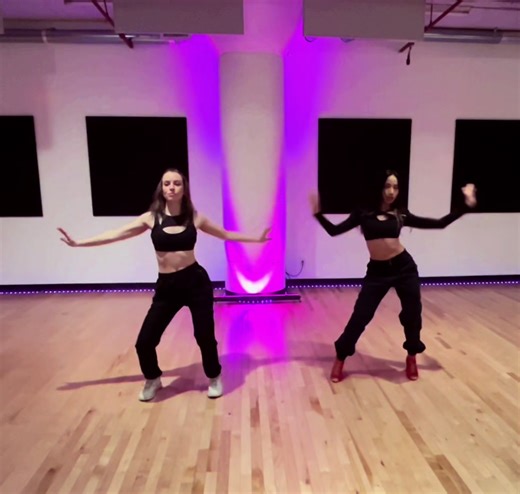 Sneakers vs Heels 😉 👟👠 Follow me on instagram : elisabeth.gauthier.p #danse #dance #heels #arianagrande #auramontreal #montreal #feminity #womanempowerment #dancing