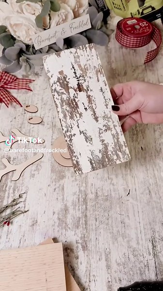 DIY Rustic Wood Plank Reindeer Craft Ideas