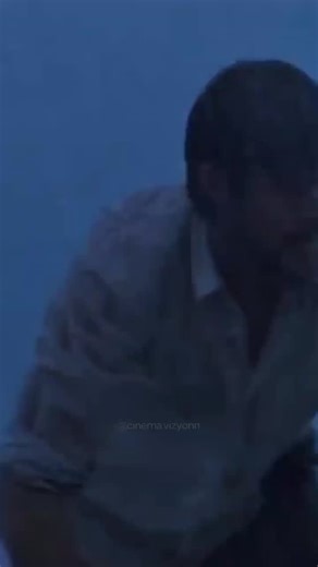 ✨🖤 on Instagram: "🎬The notebbok(not defteri)2004 📽️Tür: Romatik/Dram ⭐lMDb 7,8/10 🎥Konu: geçmişten gelen güçlü bir aşkın, unutulmuş anıların ve zamanın ötesine taşınan bir bağlılığın izleri sürülüyor. Allie'nin bunama hastalığına yakalanmasının ardından, hayatının aşkı Noah, ona ilk günkü aşklarını ve birlikte yaşadıkları anıları bir günlük aracılığıyla yeniden yaşatmaya çalışır. #ryangosling #rachelmcadams #jamesgarner #series #cinema #keşfetteyim #aşk #siir #films #thenootebook #notdefteri