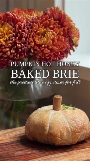 PUMPKIN HOT HONEY AND THYME BAKED BRIE 🎃🍯 The prettiest little appetizer for fall, and somehow even better once you cut into it. Creamy Brie wrapped in flaky puff pastry with pumpkin, hot honey, maple, pecans and thyme. Sweet, savory, a little spicy, and much easier than it looks. The twine trick turns the whole thing into a little pumpkin, which makes this such a fun fall appetizer for September, Thanksgiving, or any cozy night that calls for baked Brie. Pumpkin Hot Honey Baked Brie Ingredien