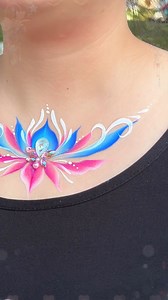 Collarbone face painting is absolutely gorgeous and SO photogenic! With simple shading and a few clean strokes, the collarbone instantly looks elegant and beautifully decorated. Flowers, ribbons, butterflies, sparkles— every time I paint this style, kids and parents react with: “Wow! It’s so pretty! How did you do that?” ✨💖 Why collarbone painting is so popular: quick to apply, stunning colors, elegant details, and perfect for birthdays, holiday photos, stage events, and parent–child sessions. 