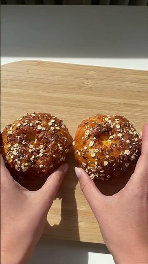 Healthy breakfast bagel recipe 🥯🥑 200 kcal & 15g of protein per bagel - You have to try these! 🤭
