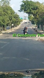 TUXTLA "Amigo, mira la 1mprud3ncia de este conductor, 3 personas y 2 sin casco, por eso luego pasan los accidentes". | El Centinela Tux