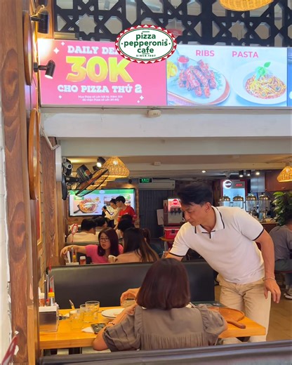 🍽️ Đa dạng món ngon, thoải mái lựa chọn! 😋✨ 💰 Buffet trưa chỉ 139K được áp dụng vào khung giờ 11h30-13h30 từ thứ 2 đến thứ 6 hàng tuần Hơn 20 món ngon từ pizza nóng hổi, mỳ Ý đậm đà đến salad thanh mát cùng nhiều lựa chọn hấp dẫn khác để bạn thưởng thức. 📍 Những địa chỉ Pepperonis phục vụ buffet trưa: ☎️ Pepperonis 98 Hàng Trống, Hoàn Kiếm: 0243 928 7030 ☎️ Pepperonis 81 Láng Hạ, Đống Đa: 024 3776 5277 ☎️ Pepperonis 37 Trần Đăng Ninh, Cầu Giấy: 024 3793 2488 ☎️ Pepperonis 14 Trần Phú, Hà Đôn
