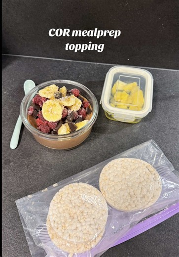 Mealpreppet i går og tar på toppingen dagen den skal spises 🥣😍 Frosne bringebær, banan, mørk sjokolade, kardemomme & salt. 70 g ananas ved siden av 🍍 Holder seg fint i sekken til den skal spises, varmer ikke opp igjen @SWEATS ad #girlswholift #gymtok #fyp