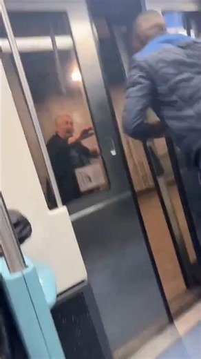 Afrykański migrant atakuje starsze małżeństwo w metrze w Paryżu