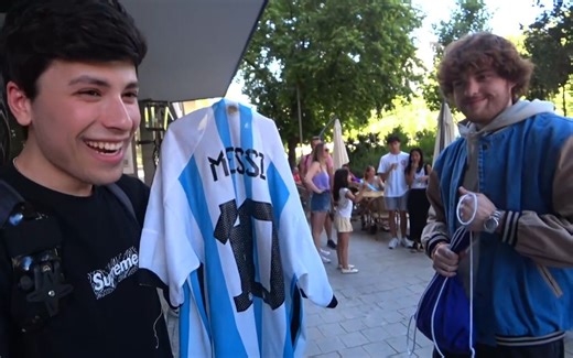 只是DWT盯着从粉丝处收到梅西球衣的GNF看而已⚽