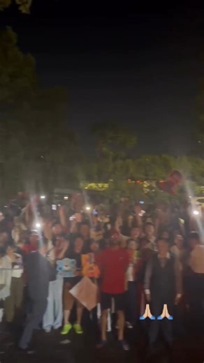 🎶 NOLE NOLE NOLE 🎶 Novak is showing the love back to #nolefam China 🇨🇳 ❤️ 📹 @djokernole IG | NOVAK DJOKOVIC FAN CLUB