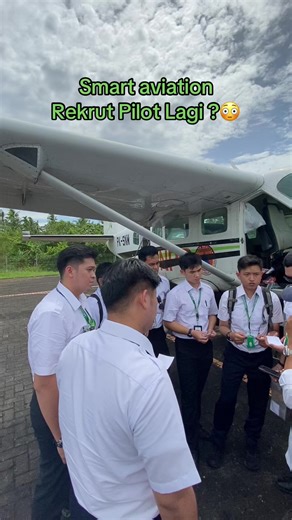 Tambahan amunisi! Sebanyak 38 pilot baru Smart Aviation sedang melaksanakan sesi pelatihan di Bandara Smart Semelagi, Singkawang. Para pilot kini siap untuk berkontribusi dan memperkuat operasional bersama Smart Aviation. ada yang mau gabung juga 😄 #fyp #pilot #training #smartaviation #therisingstar