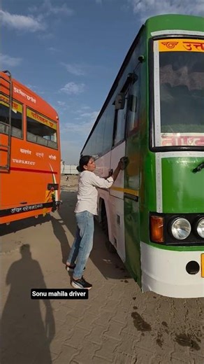 Cleaning the driver side window🤔‼️🤘#upsrtc #shortvideos #trending