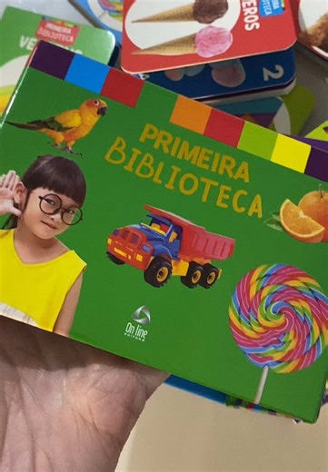 A primeira biblioteca do seu filho começa aqui 📚💛 Box com 10 livrinhos educativos que ensinam: 🔤 letras 🔢 números 🎨 cores e formas 🐾 animais 🍎 frutas e vegetais Perfeito para estimular o desenvolvimento desde a primeira infância.#minhaprimeirabiblioteca #livroseducativos #livrosbebe #indicacaodelivros