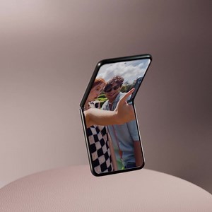 Meet the new motorola razr, with a super stylish, pocket-friendly flip design. And it features the new Moto Unplugged, which helps you take a break from your smartphone so you can be more present. Register for early access to pre-order: https://bit.ly/3Fc8HkS #FlipTheScript #razr | Motorola