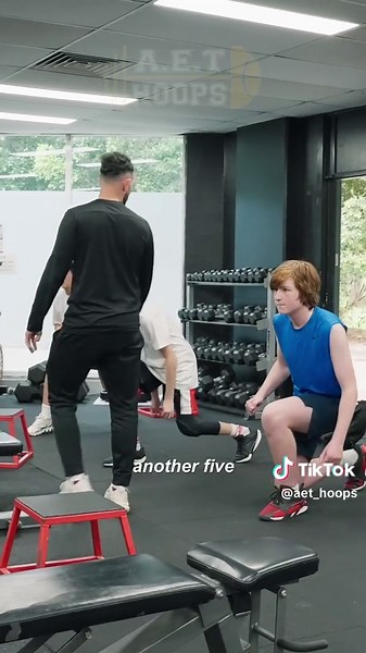 Isometric holds might look boring… but they build REAL strength 🧠🏀 When you hold a position (like a lunge or split squat), your muscles are working without moving — this builds joint stability, tendon strength, and control. Why that matters for hoopers: • better balance when finishing through contact • stronger stops deceleration • more control in change of direction • reduced injury risk You’re teaching your body to be strong in the exact positions you play in. Not everything needs to be fast