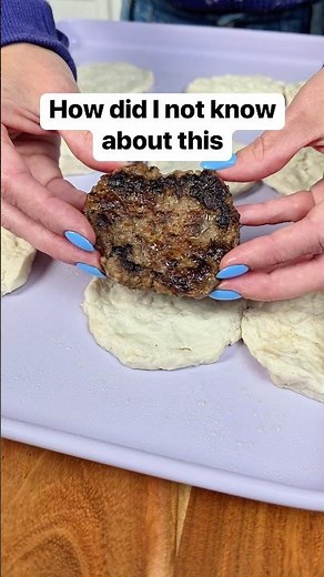 Easy sausage and cheese breakfast pies 🤤 #breakfastideas #sausage #biscuits