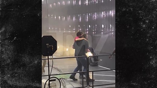 Rage Against the Machine frontman Zack de la Rocha messed up his leg while performing in Chicago Monday night, but he REFUSED to stop rocking out 🙌 See the #exclusive video! https://www.tmz.com/2022/07/12/rage-against-the-machine-zach-de-la-rocha-suffer-leg-injury-stage/ | TMZ