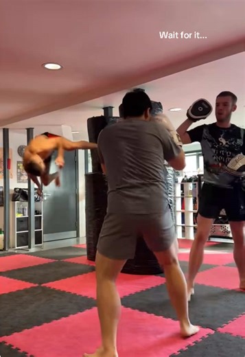 Which of these training styles do you think is more effective? 🤔 Send this to a friend you would jump at 🤝 ______________________________ #finishingmoves #mma #muaythai #bjj #york