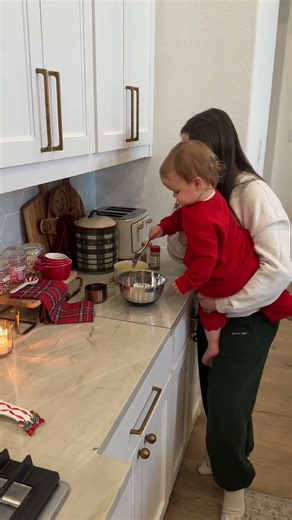 we love a make-ahead Christmas morning breakfast 👏 🎄 this French toast casserole is sooo good
