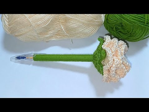 Pluma decorada con rosa tejida a crochet explicación paso a paso