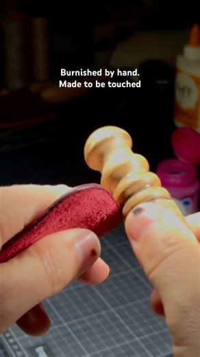 Burnishing leather edges by hand ✨ #leathercraft
