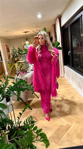 Julita Braun / Fashion & Lifestyle Creator on Instagram: "Pink isn’t soft. Pink is power. This look isn’t about blending in. It’s about showing up — bold, feminine and unapologetic. 💖 #FashionInspo #PinkLook #WomenWithStyle #StyleInspiration #BoldStyle"