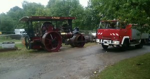 Dampf- und Traktorentreffen im Freilichtmuseum am Kiekeberg , langsam füllt es sich. Die Truppe von Oldtimer und Moor ist auch schon angereist. Das Wetter ist auch schon wieder gut. | Dr. Trecker