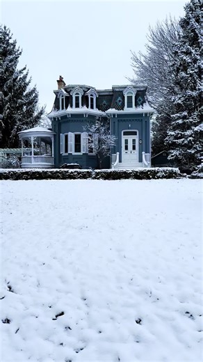 What a wonderfully charming #secondempire home with a stunning #mansard roof 🤩 The home was built around 1857 by Hiram Capron for his daughter Jane Capron. It then stayed in the family for nearly a hundred years. The arched dormer windows are wonderful, as are the red and blue details on the slate roof. Double doors with a transom window welcome individuals in, and on the left the sweetest circular covered porch. It’s a winner to me! #homesinhamilton #paris #parisontario #oldhome #oldhomelove #