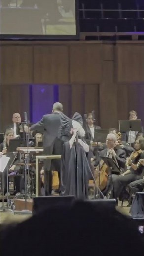 Sia messes up the beginning of 'Titanium' performance with the National Symphony Orchestra