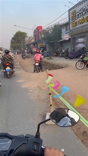 ĐƯỜNG CHƯA LÀM XONG NHƯNG DÂN ĐÃ “KHÁNH THÀNH” TRƯỚCBà con mình đúng là… khổ quen rồi nên sướng thấy lạ là không chịu nổi 🤣Đường thì còn đang thi công dang dở, chưa kịp cán phẳng, chưa kịp hoàn thiện… mà mọi người đã rủ nhau đi thử như đúng rồi.Kết quả là một tuyến đường mới ra đời không cần cắt băng khánh thành.Mà nói thật, đi nhìn nó cũng có chất riêng đấy chứ.Lúc thì dốc xuống, lúc lại nhô lên, ổ gà ổ voi đầy đủ… cảm giác không khác gì đang tham gia giải đua mô tô địa hình phiên bản làng xóm