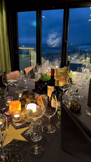 NYÅR I OZZY ⭐️ Vår nya VIP-lokal är här. Intim, självsäker och full av rockstjärneenergi. Ett rum där man kliver in som gäst och kliver ut som headliner. Nyår i Ozzy är första chansen att uppleva vårt backstage VIP-rum. Privat middag för åtta personer, egen servitör, grym meny, utvalda viner och panoramavy över havet. När ni är redo fortsätter kvällen i festvåningen intill där Kvartiåtta och vår DJ håller tempot uppe hela natten. Ett bord. En kväll. Först till kvarn. Boka: 035-17 23 64 Mer info 
