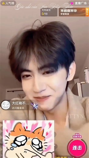 Lướt lướt weibo thấy mấy nàng than nhớ em bé thấy dễ thương, đọc hồi cái emo luôn: "Ai trả lại cho tôi anh chàng đẹp trai, chuyên ngành tâm lý học, tính cách hướng ngoại, lướt mạng 8G Lưu Hiên Thừa lại đây? 😭 Bị người ta mắng sát mặt suốt cả đêm, mắng đến mức cún con phải trốn vào hang rồi. Cậu ấy lại chẳng học được cái kiểu lên mạng than khổ với cả thế giới. Thế là xách ba cái vali to, quay người đi thẳng vào núi ở Quý Châu* rồi biệt tăm luôn. 😭 Ai đến bồi thường cậu ấy cho chúng tôi đây hả??