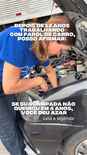 Renata B. | Tech One on Instagram: "🚗 Se a sua lâmpada de farol não queimou em 4 anos… isso não é sorte. É azar e eu te explico por quê 👇 Vida útil de uma lâmpada não é o tempo que ela permanece acesa. É o tempo em que ela trabalha com NO MÍNIMO 70% da eficiência pra sua segurança. Depois disso, ela continua acendendo… mas não ilumina como deveria, e isso é perigoso. O pior é que como essa queda acontece de forma gradativa, você se acostuma; força a vista, acha que o problema é você ou o carro