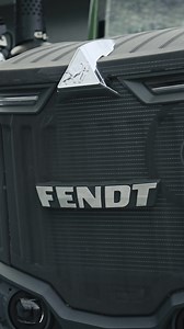 Sei es im Grünland, auf dem Acker oder beim Transport. Der neue Fendt 300 Vario überzeugt durch seine Vielseitigkeit in jedem Einsatzbereich. Die vier kraftvollen Modelle mit einer Maximalleistung mit Fendt DynamicPerformance von 113 bis 152 PS bieten in Kombination mit den drei Ausstattungslinien Power, Profi und Profi für jede Aufgabe die passende Lösung. Abgerundet wird das Gesamtpaket durch den neuen um 20° drehbaren Titanium Fahrersitz und dem intuitiven FendtONE Fahrerarbeitsplatz, der höc
