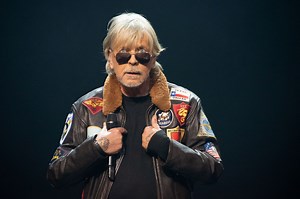 Renaud sort une chanson surprise sur le coronavirus et défend Didier Raoult