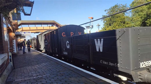 GWR 7802 Bradley Manor steams into Bewdley Station with a goods Train at the Severn Valley Railway Steam Gala. #severnvalleyrailway #heritagerailways #railwayenthusiast #steamlocomotive #railway #RailwayHeritage #steamrailway #trainlovers #greatdayout #railwayphotography | exploring the UK via steam train