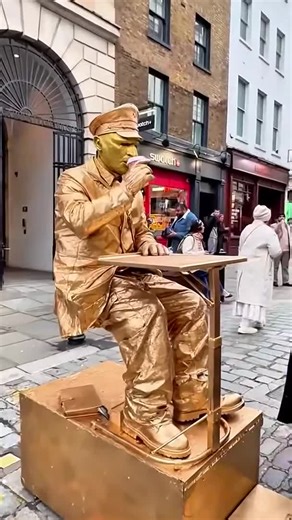 How London Levitating Goldman is having a Coffee Break☕#valentinethestatue #londonlevitatinggoldman