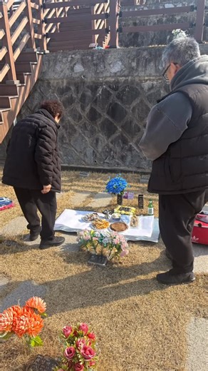 이화은 | 26.02.13 아빠없는 3번째 설. 설 당일에는 차가 너무 막혀서 힘이 드니 미리 성묘를 다녀왔습니다. 묘석을 깨끗하게 닦고 2주전 기일에 올린 꽃을 갈아 드렸습니다. 오늘은 날씨가 너무 따뜻해서 봄느낌나는 파스텔톤의 꽃을 끼워드리고... | Instagram