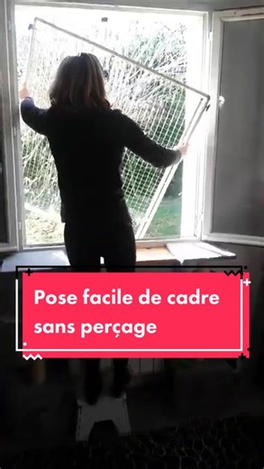 Installation en quelques secondes d’un cadre sans perçage, avec filet coulissant pour accéder facilement à l’extérieur #protectionpourchats #chatdefrance #catsoftiktok #safetyfirst #safecat #france #protectionanimale #protection