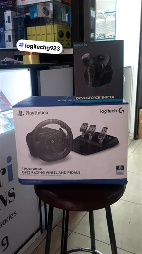 Logitech G923 Racing Wheel - PS4 & PS5 Compatible