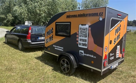 TEST Nejlevnější český karavan Mini K Sport Plus. Taháme ho starým Volvem