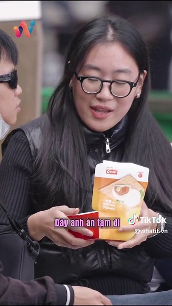 Social Experiment: Cậu Bé mù làm rơi đồ ăn | Thử lòng người đi đường