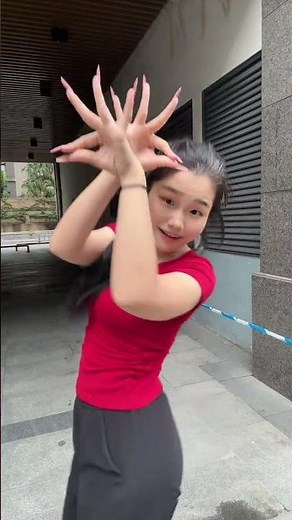 Fengbao's Soulful Finger Dance & Sing Cover of “Damp Heart” 潮湿的心 | Emotional Hand Choreography